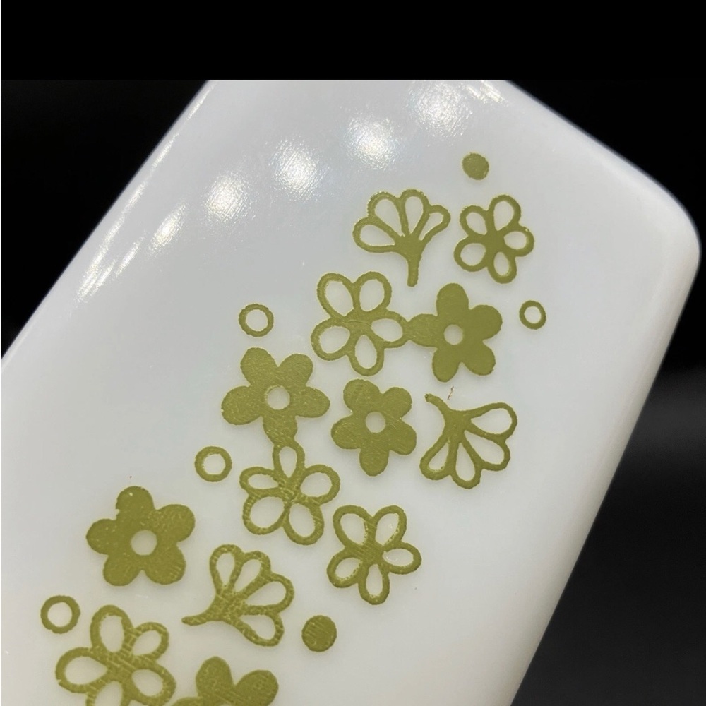 🌹🍃Vintage 70’s PYREX White Milk Glass Butter Dish w/ Spring Blossom Pattern - Picture 7 of 8
